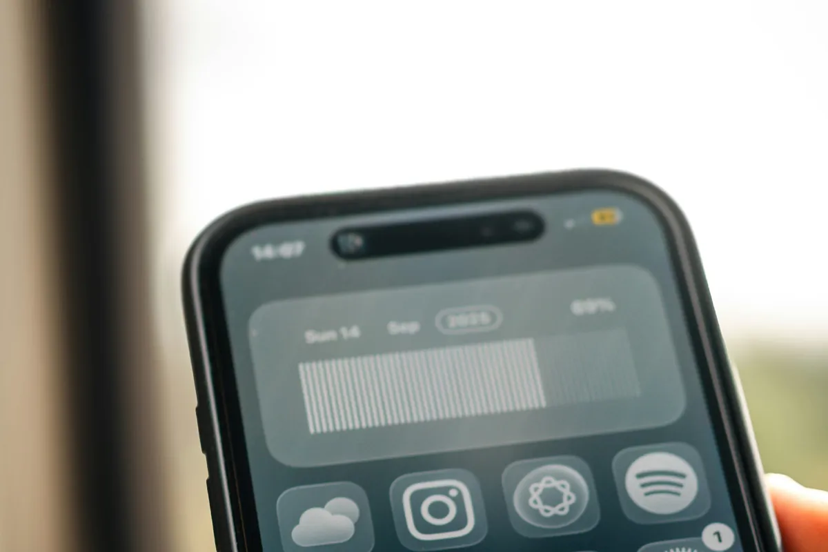 Celular com interface de aplicativos em modo escuro