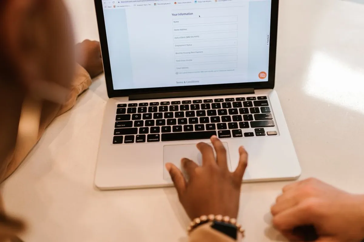 Preenchimento cuidadoso de formulário de cadastro online