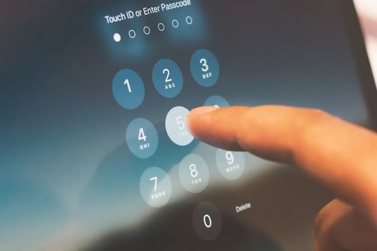 Pessoa digitando senha para proteger o acesso à conta