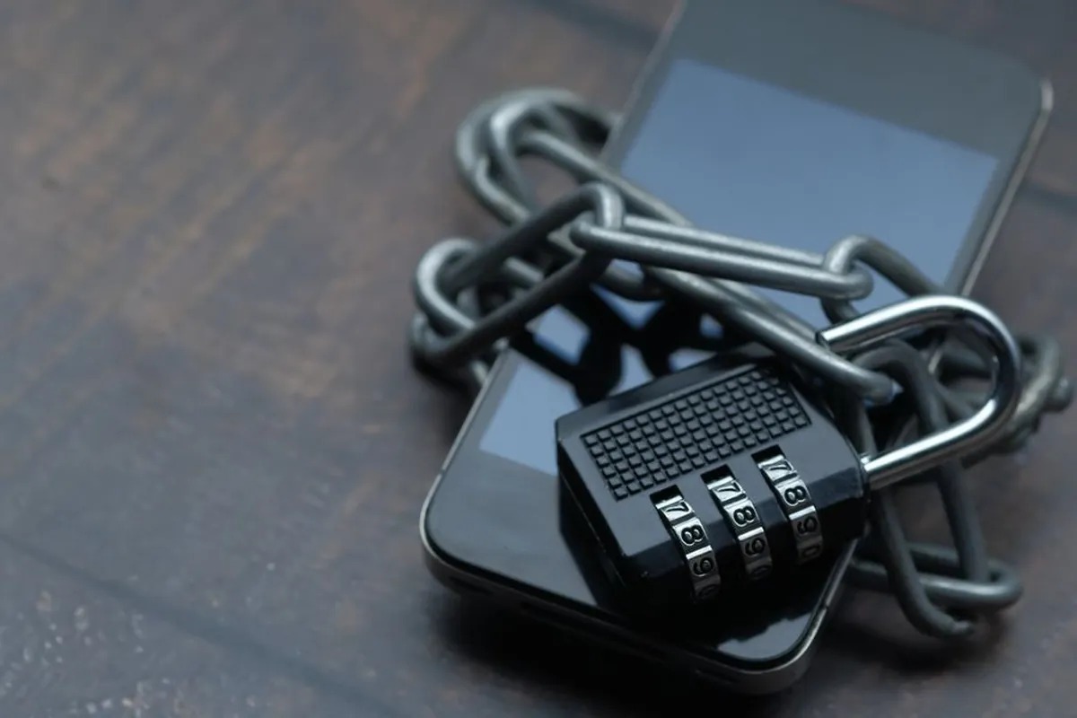 Smartphone protegido representando segurança da conta
